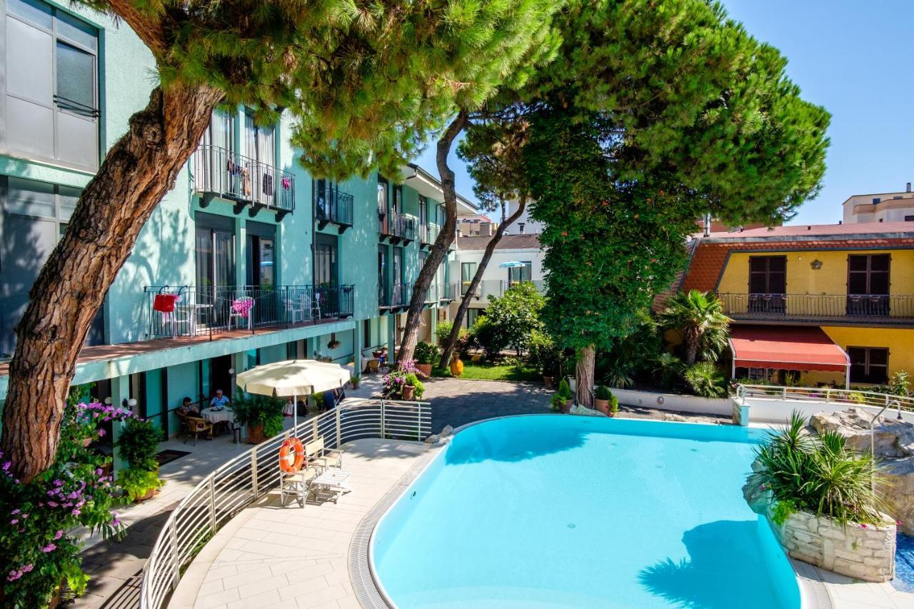 Hotel Bristol ベラーリア・イジェア・マリーナ エクステリア 写真