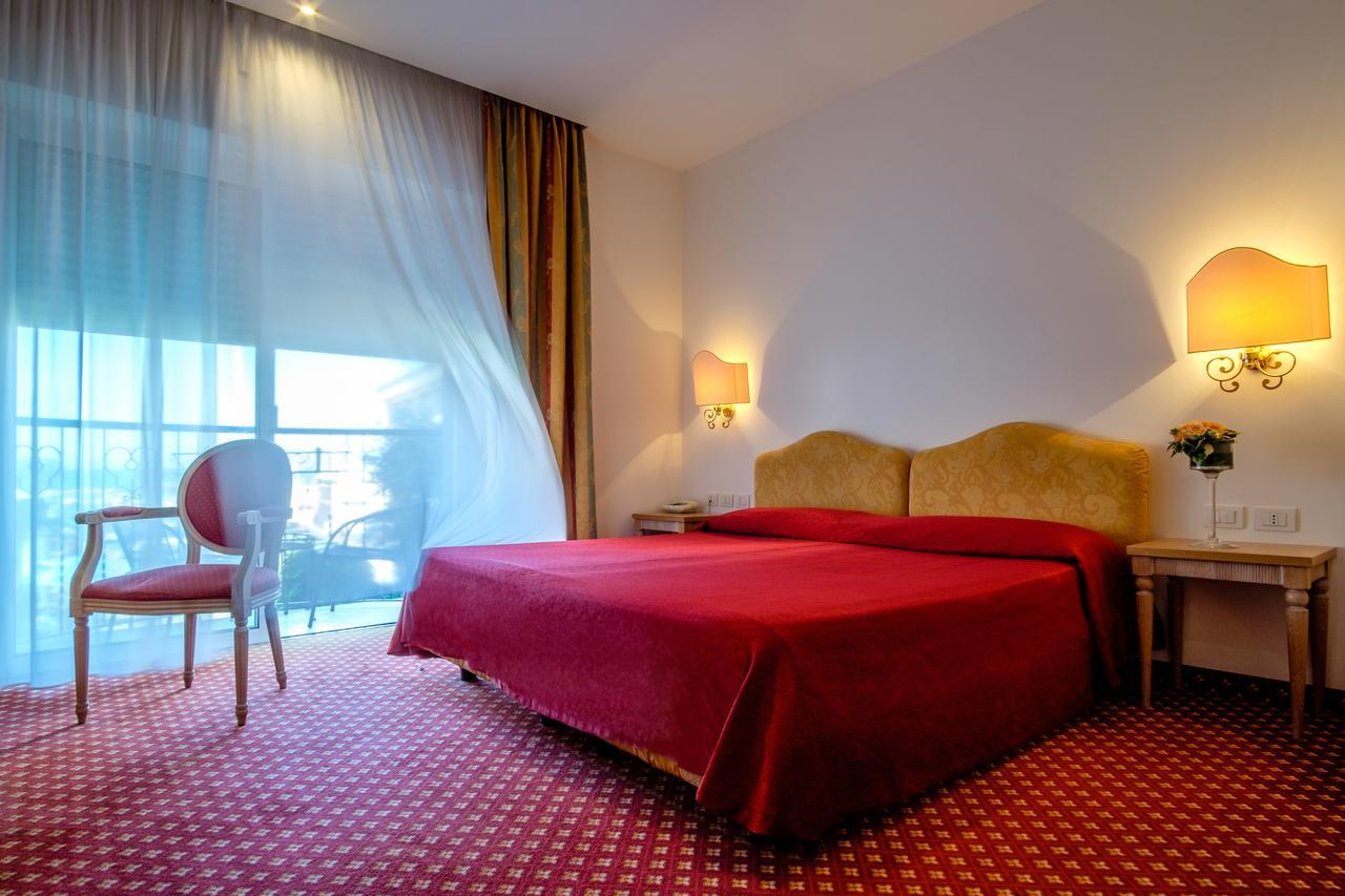 Hotel Bristol ベラーリア・イジェア・マリーナ エクステリア 写真
