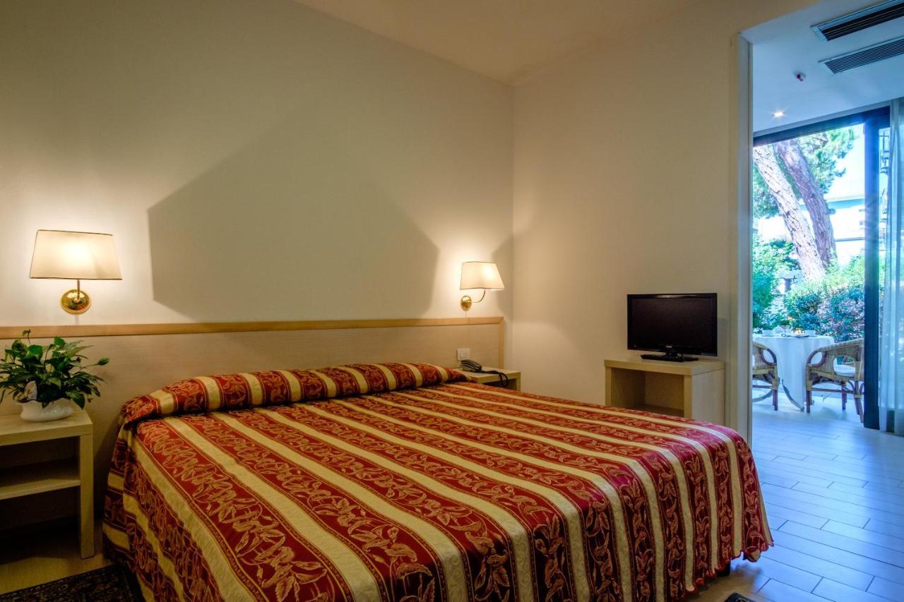 Hotel Bristol ベラーリア・イジェア・マリーナ エクステリア 写真